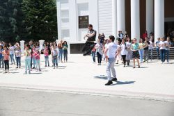 Танцевальный флэшмоб состоялся у главного корпуса КБГУ