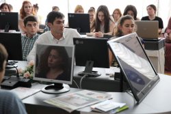 В КБГУ прошла встреча журналиста-международника, писателя Максима Макарычева со студентами