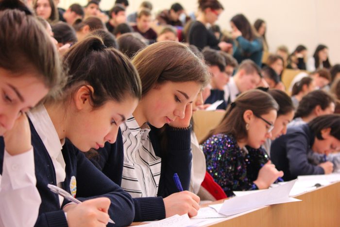 В КБГУ прошли открытые олимпиады для школьников по биологии и географии