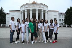 Волонтеры КБГУ первыми встречают будущих студентов