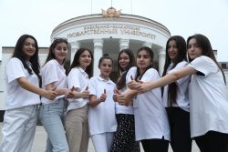 Волонтеры КБГУ первыми встречают будущих студентов