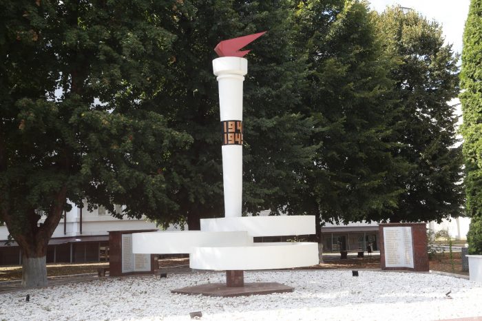 Памятник сотрудникам и студентам КБГПИ (КБГУ), погибшим в годы Великой Отечественной войны