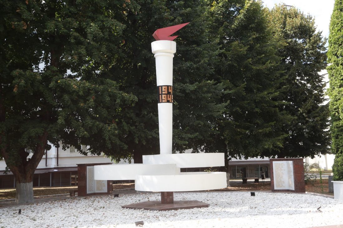 Памятник сотрудникам и студентам КБГПИ (КБГУ), погибшим в годы Великой Отечественной войны