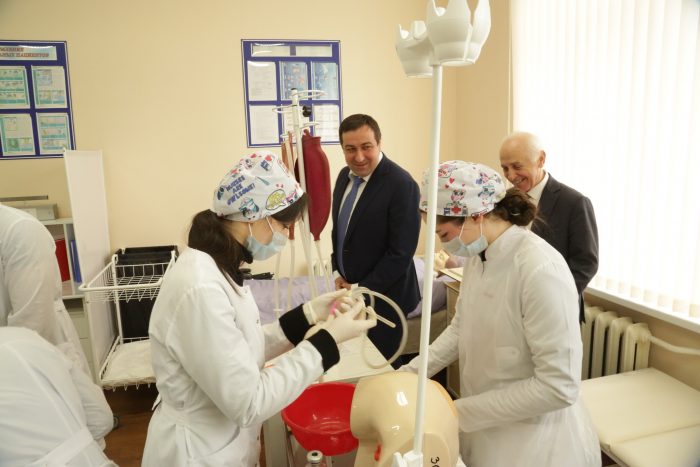 Министр здравоохранения КБР посетил медколледж КБГУ