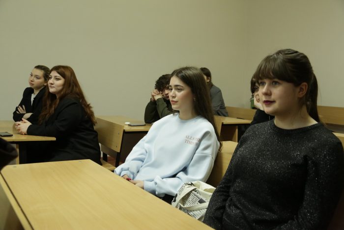 Студенты КБГУ, будущие журналисты, узнали некоторые секреты профессии от опытных коллег