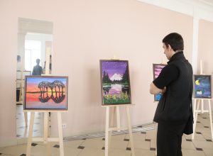В КБГУ прошла выставка  картин «человека дождя»