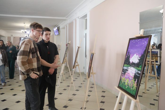 В КБГУ прошла выставка  картин «человека дождя»
