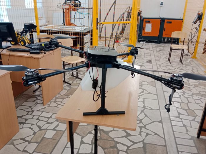 Инновационный дрон-коммунальщик: о борьбе с обледенением крыш задумались в КБГУ