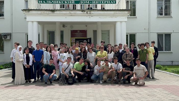 Студенты КИТиЭ КБГУ в Нальчикском доме-интернате с добрым визитом