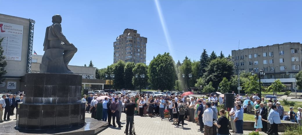 Студенты КБГУ сегодня почтили память народного поэта КБР Кайсына Кулиева