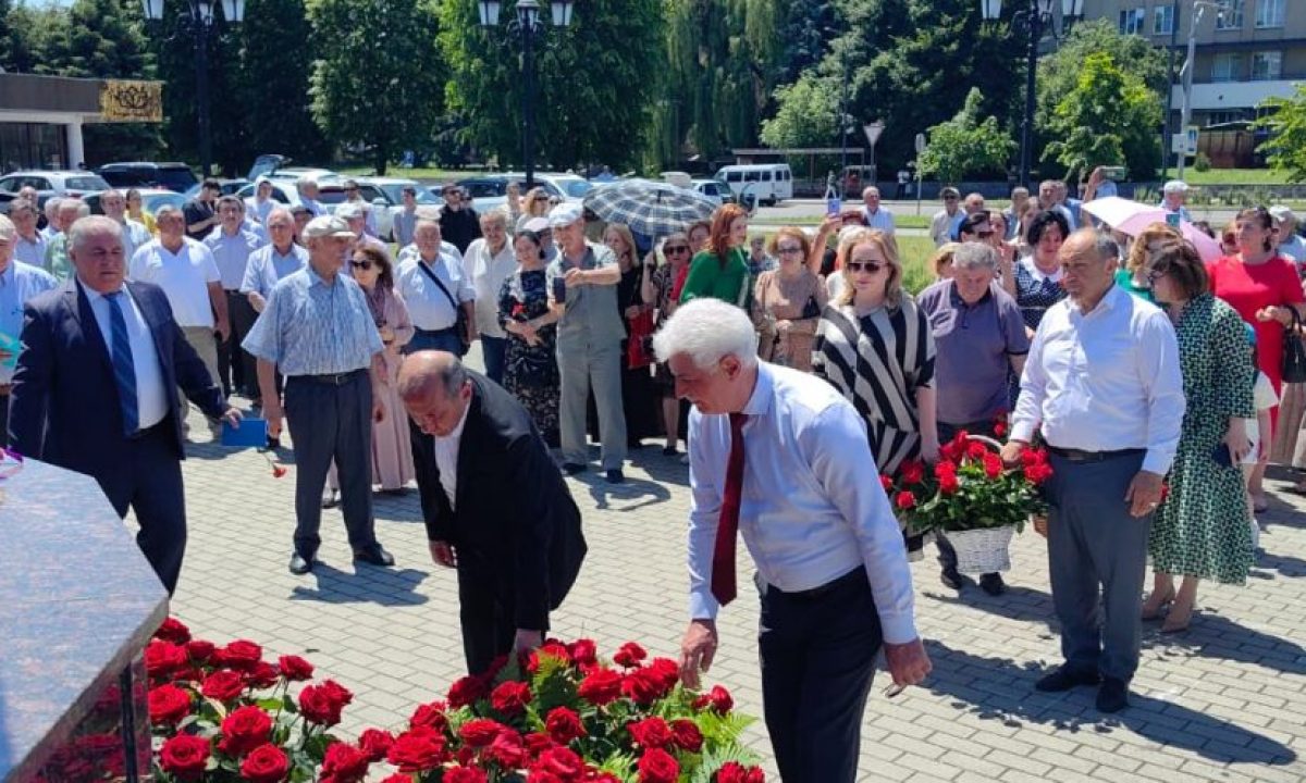 Студенты КБГУ сегодня почтили память народного поэта КБР Кайсына Кулиева |  Официальный сайт Кабардино-Балкарского Государственного Университета им.  Х.М. БербековаОфициальный сайт Кабардино-Балкарского Государственного ...