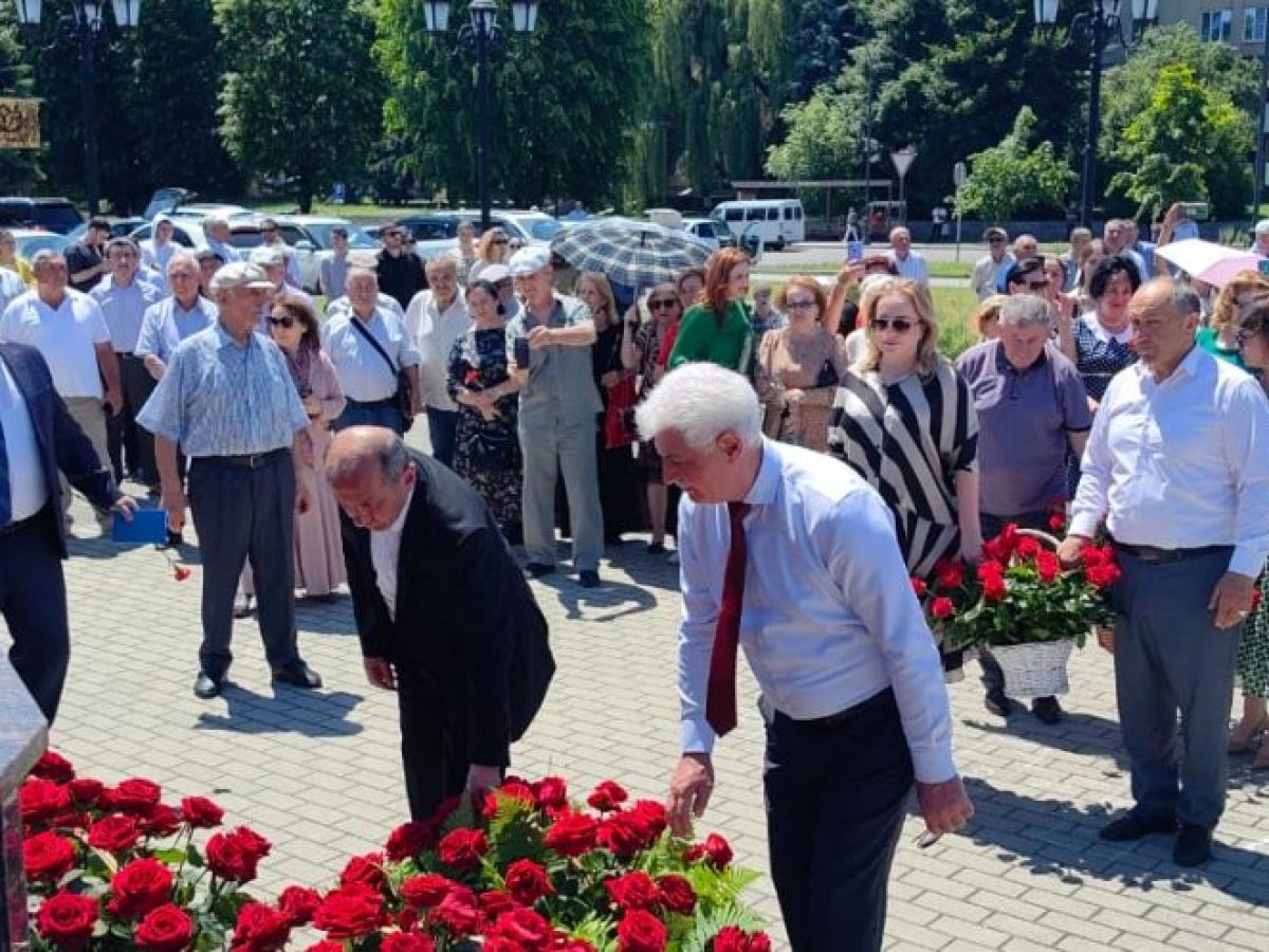 Студенты КБГУ сегодня почтили память народного поэта КБР Кайсына Кулиева |  Официальный сайт Кабардино-Балкарского Государственного Университета им.  Х.М. БербековаОфициальный сайт Кабардино-Балкарского Государственного ...