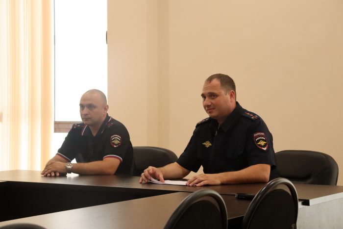 Участковый полиции провел беседу с сотрудниками КБГУ по профилактике мошенничества