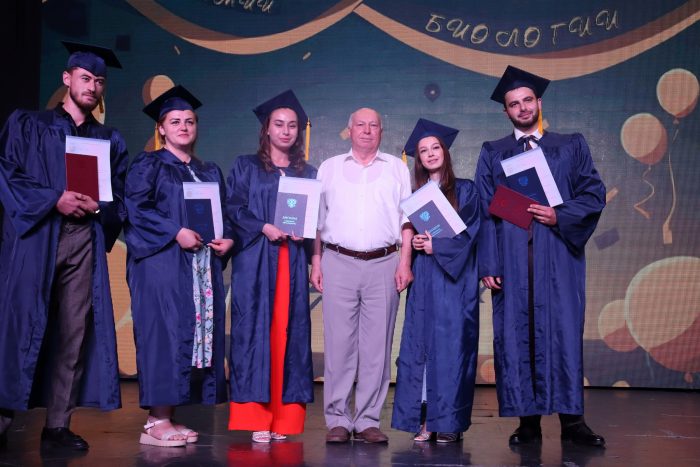 В ИХиБ КБГУ прошла церемония вручения дипломов выпускникам-2024