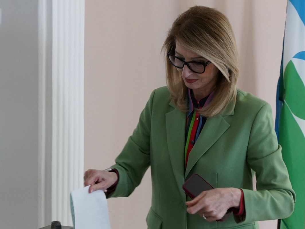 Спикер Парламента КБР VI созыва Татьяна Егорова проголосовала на избирательном участке в КБГУ