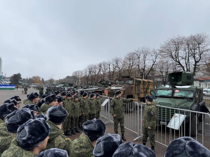 Смотр трофейной военной техники иностранных армий, подбитой и захваченной в процессе СВО