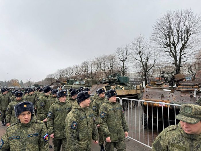 Смотр трофейной военной техники иностранных армий, подбитой и захваченной в процессе СВО