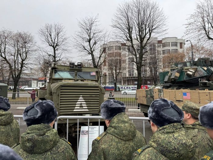 Смотр трофейной военной техники иностранных армий, подбитой и захваченной в процессе СВО