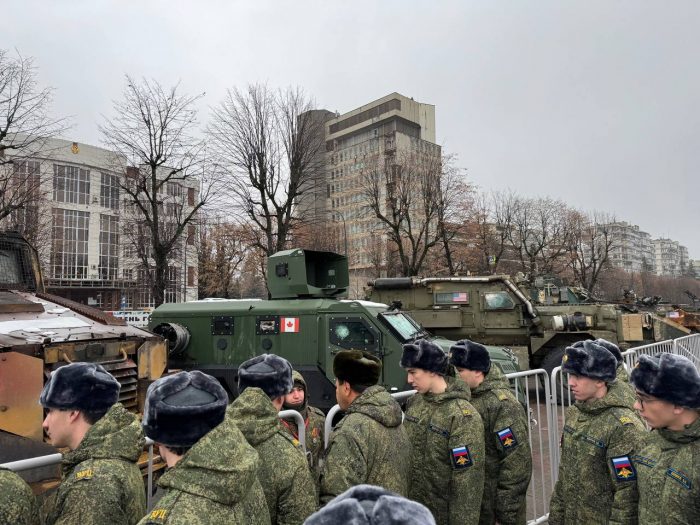 Смотр трофейной военной техники иностранных армий, подбитой и захваченной в процессе СВО