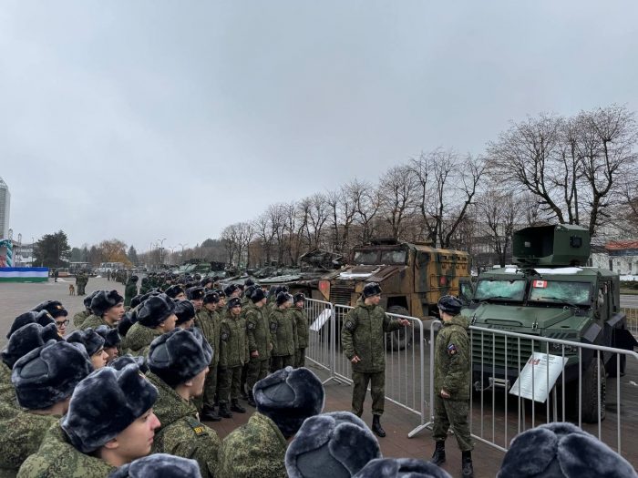 Смотр трофейной военной техники иностранных армий, подбитой и захваченной в процессе СВО