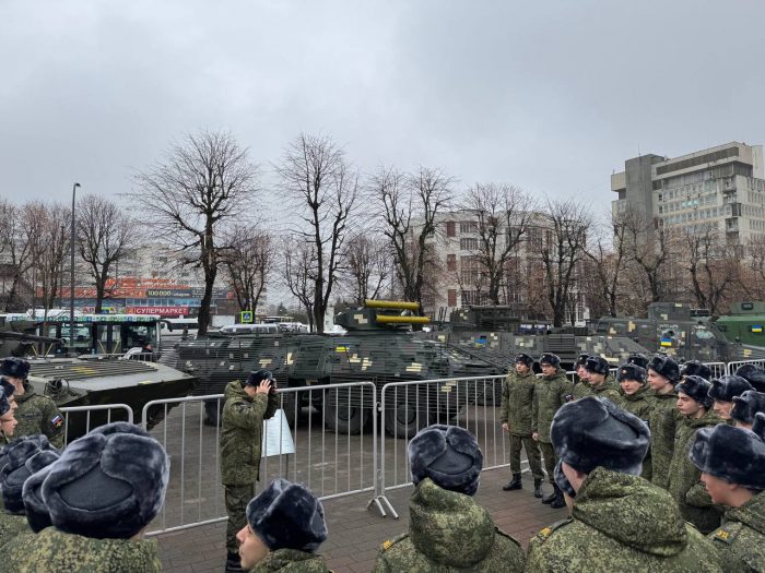 Смотр трофейной военной техники иностранных армий, подбитой и захваченной в процессе СВО