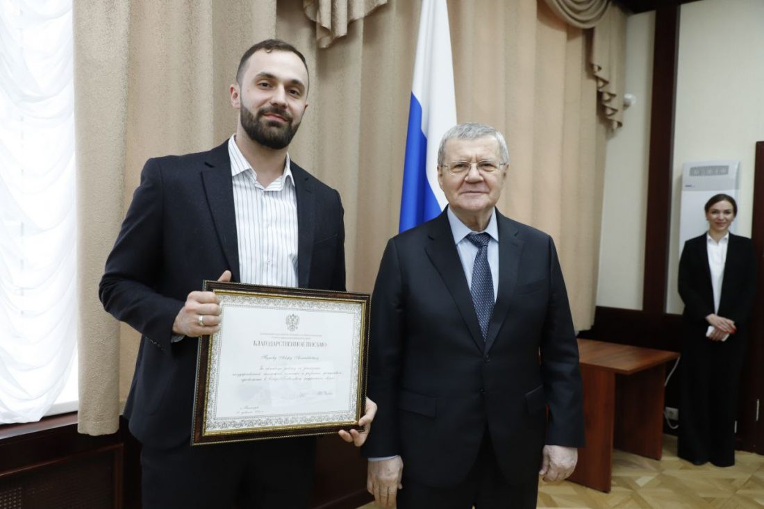 Юрий Чайка вручил благодарственное письмо преподавателю КБГУ Аскеру Тумову