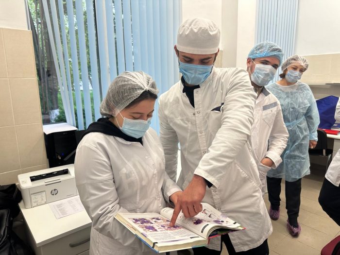 От теории к практике: экскурсия студентов КБГУ в клинико-диагностическую лабораторию
