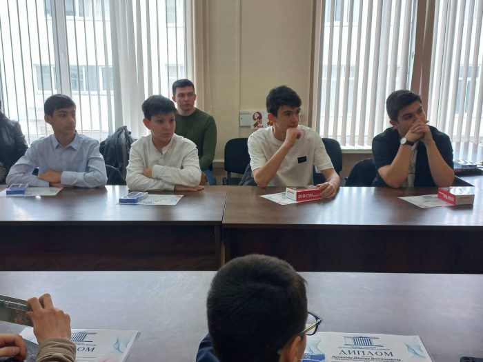 В КИТиЭ КБГУ прошло награждение победителей и призёров по олимпиадам: «Прикладная Электроника 2025»; ежегодная олимпиада по математике среди студентов СПО и школьников «Четвертое измерение»; ежегодная III олимпиада по программированию среди школьников и студентов СПО.