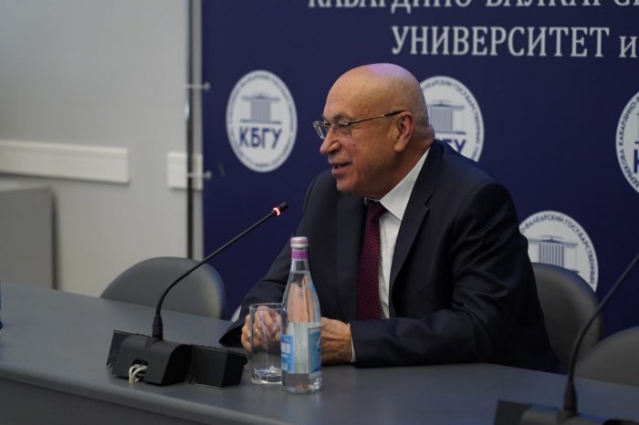 Встреча и.о. ректора КБГУ Юрия Альтудова с родителями волонтеров вуза