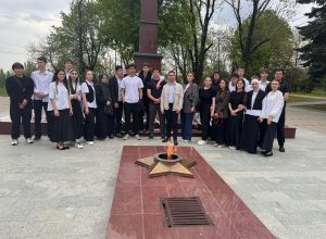 Прикоснуться к подвигу: студенты КБГУ провели экскурсию по памятным местам для школьников Прикоснуться к подвигу: студенты КБГУ провели экскурсию по памятным местам для школьников