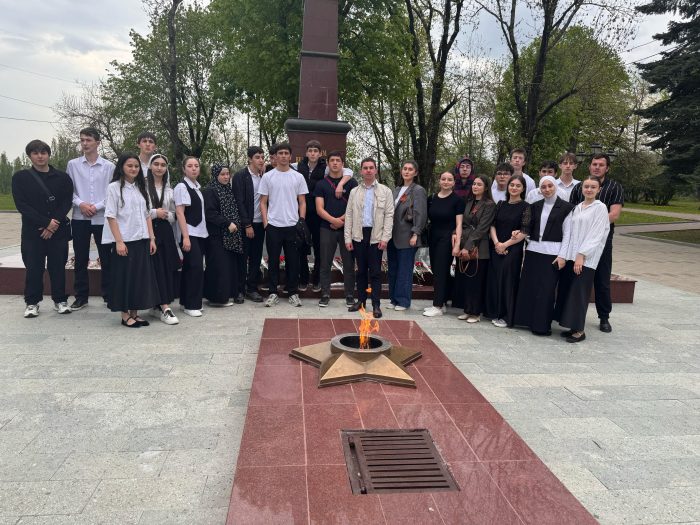 Прикоснуться к подвигу: студенты КБГУ провели экскурсию по памятным местам для школьников