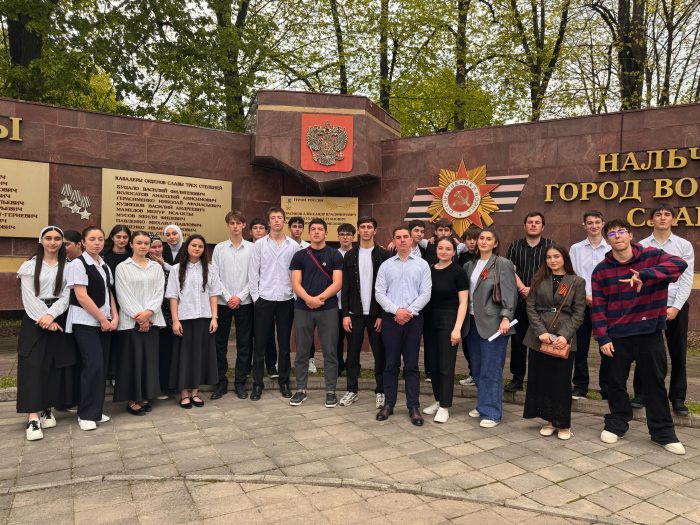 Прикоснуться к подвигу: студенты КБГУ провели экскурсию по памятным местам для школьников