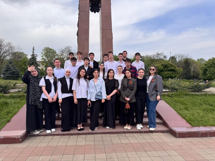 Прикоснуться к подвигу: студенты КБГУ провели экскурсию по памятным местам для школьников