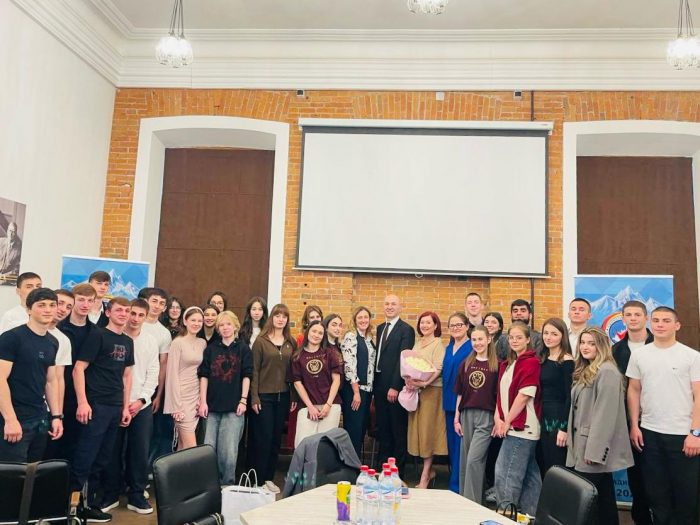 Руководитель центра развития карьеры КБГУ Кристина Лопатина на тренинге «Школа молодого электорального эксперта»