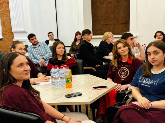 Руководитель центра развития карьеры КБГУ Кристина Лопатина на тренинге «Школа молодого электорального эксперта»