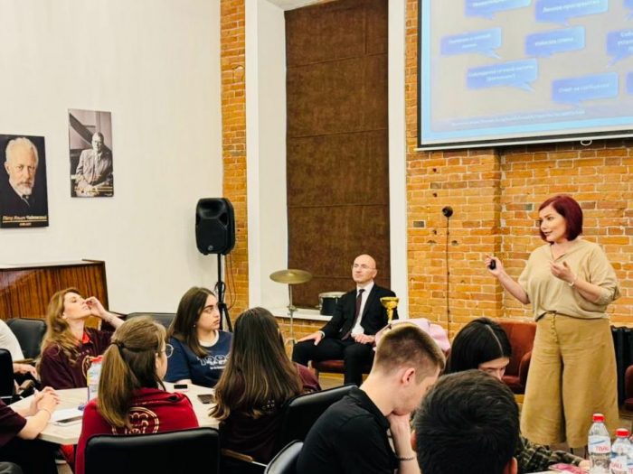 Руководитель центра развития карьеры КБГУ Кристина Лопатина на тренинге «Школа молодого электорального эксперта»