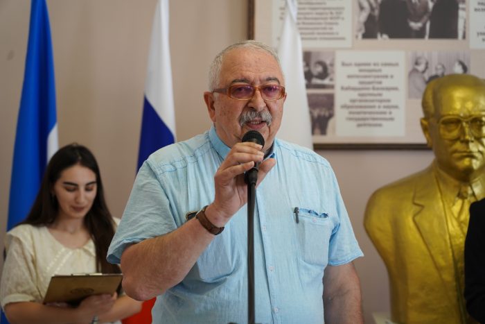 В КБГУ открылась выставка работ Казбека Французова