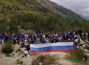 Самый высокогорный триколор развернули участники «Университетских смен» КБГУ из ДНР