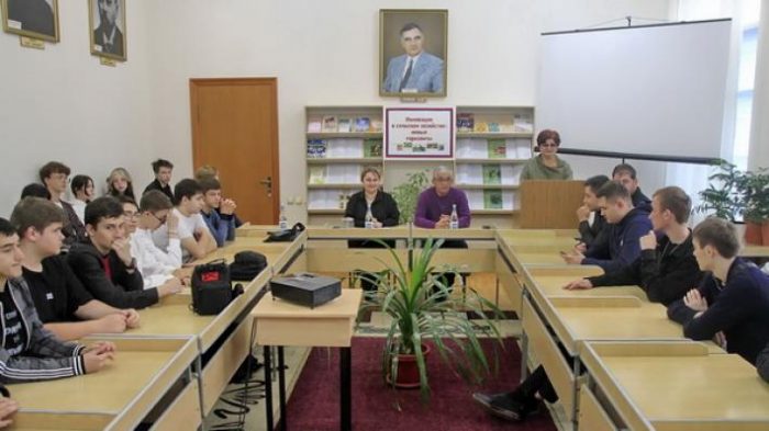 В государственной национальной библиотеке им. Т. К. Мальбахова прошёл круглый стол «Путь в науку» в рамках проекта Десятилетия науки и технологий в Российской Федерации.