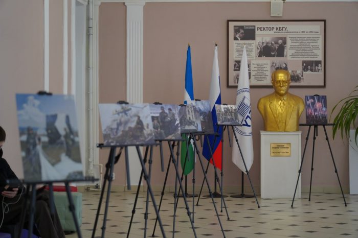 В День Героев Отечества в КБГУ открылась выставка Студии военных художников им. М.Б. Грекова