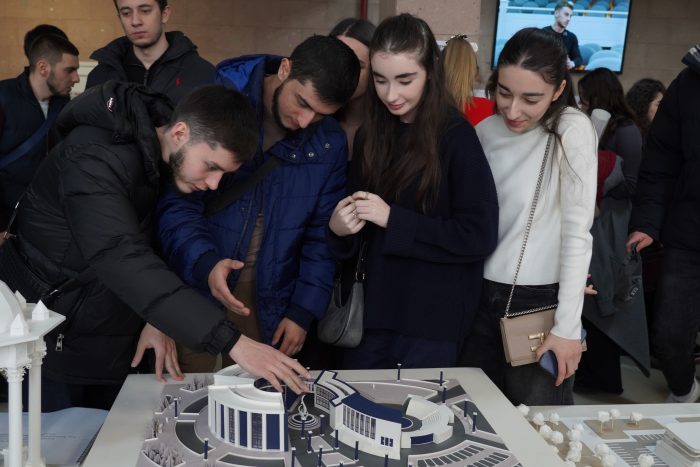 Архитектура, дизайн, строительство: в КБГУ открылась выставка ко Дню науки