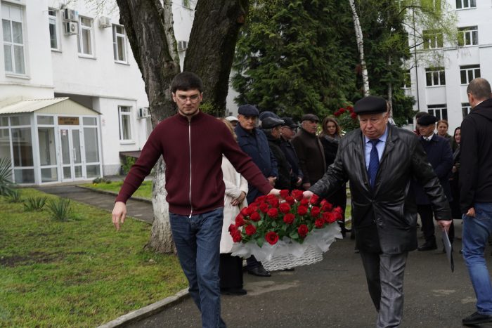 «Дело учителя живо»: в КБГУ почтили память основателя полимерной школы Абдулаха Микитаева