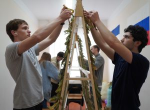 В КБГУ открылся пункт плетения маскировочных сетей для бойцов СВО