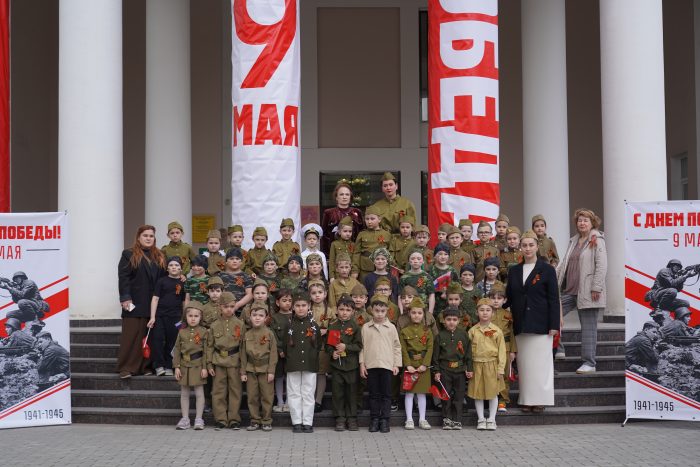 Маленькие патриоты большой Победы: воспитанники детского сада № 9 возложили цветы к мемориалу на территории КБГУ