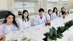 В ИМиЕН прошел мастер-класс «Удивительная химия» для старшеклассников, приуроченный ко Дню химика