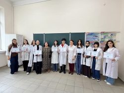 В ИМиЕН прошел мастер-класс «Удивительная химия» для старшеклассников, приуроченный ко Дню химика