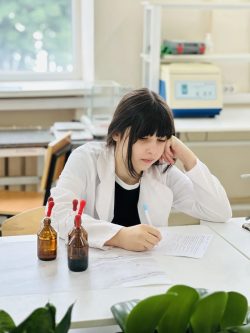В ИМиЕН прошел мастер-класс «Удивительная химия» для старшеклассников, приуроченный ко Дню химика