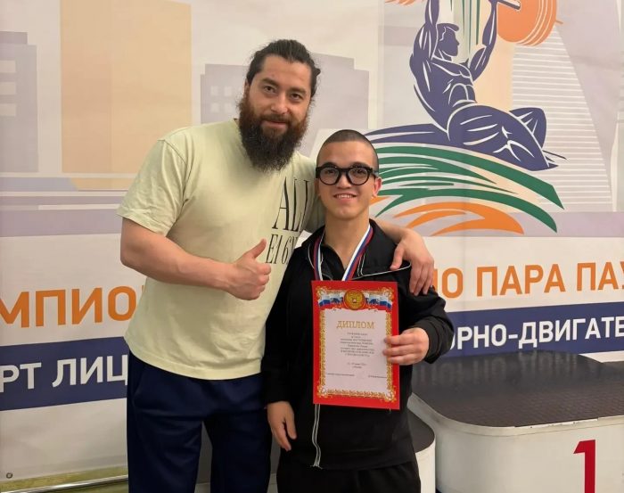 Двойной успех спортсменов КБГУ: тренер и его воспитанник завоевали медали на всероссийских соревнованиях по пауэрлифтингу