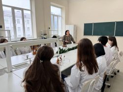 В ИМиЕН прошел мастер-класс «Удивительная химия» для старшеклассников, приуроченный ко Дню химика