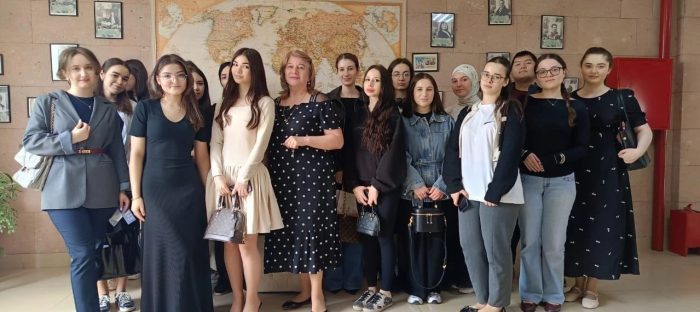От древних фолиантов до цифровых архивов: студенты-гуманитарии КБГУ погрузились в мир книжных сокровищ университетской библиотеки